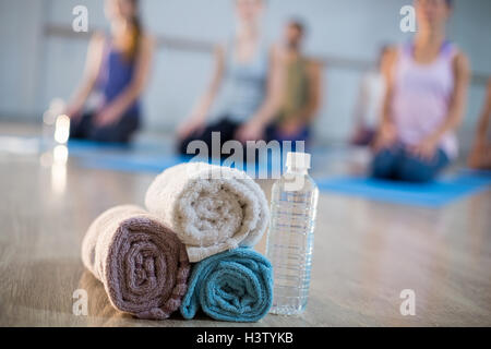 Close-up di asciugamani e acqua in bottiglia Foto Stock