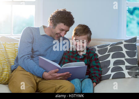 Father and son reading a book Foto Stock