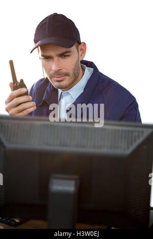 Close-up di security officer parlando su un walkie-talkie Foto Stock