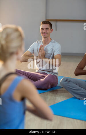 Assunzione di istruttore yoga classe Foto Stock