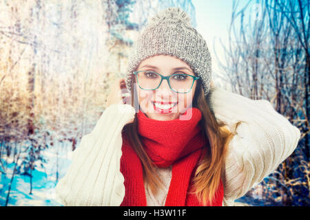 Felice sorridente ragazza in Winter Park Foto Stock