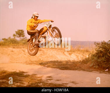 Anni Settanta motocicletta CROSS COUNTRY GARA uomo sulla moto numero 30 del salto in aria Foto Stock