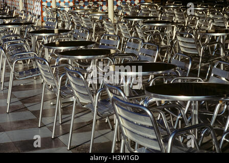 Nero vuota e CHROME CAFE DI SEDIE E TAVOLI ALICANTE SPAGNA Foto Stock