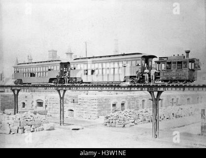 1880 1890 MOTORE DI VAPORE E DUE AUTOVETTURE SULLA EL elevato binari del treno in Brooklyn New York STATI UNITI D'AMERICA Foto Stock