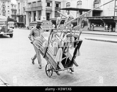 1930s 1940s ginestra venditore guardando la fotocamera spingendo il suo carrello SULLA STRADA HAVANA CUBA Foto Stock