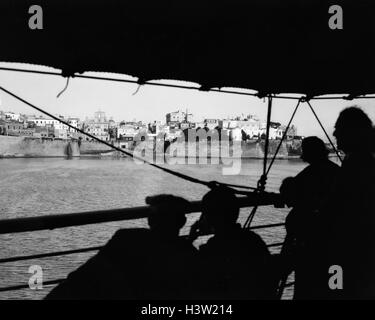 1920s gruppo passeggeri sul ponte sotto la vela VISUALIZZAZIONE DI HAVANA HARBOUR CUBA Foto Stock