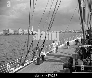 Trenta anni quaranta due uomini sul ponte del vaporetto che entrano in porto dell Avana, Cuba Foto Stock