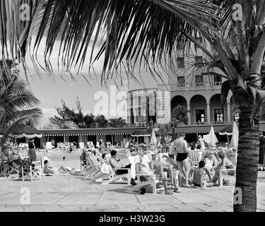 Anni Cinquanta turisti intorno alla piscina dell'HOTEL NACIONAL HAVANA CUBA Foto Stock