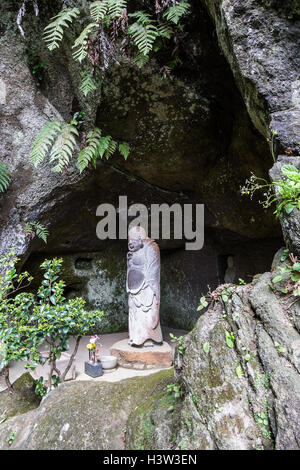 Jochiji Hotei dio della felicità grotta - ai visitatori la possibilità di fare trekking lungo il Daibutsu grande Buddha di Kamakura sentiero escursionistico così a Jochiji Foto Stock