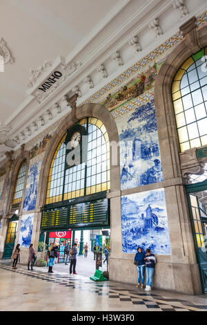 Ceramiche dipinte tileworks (azulejos) sulle pareti della sala principale di alla Stazione Ferroviaria di Sao Bento a Porto, Portogallo Foto Stock