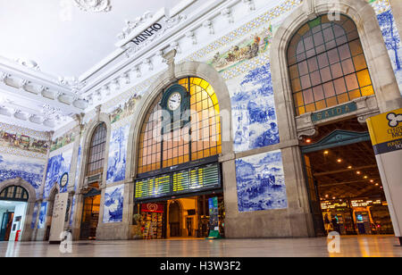 Ceramiche dipinte tileworks (azulejos) sulle pareti della sala principale di alla Stazione Ferroviaria di Sao Bento in porto Foto Stock