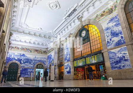 Ceramiche dipinte tileworks (azulejos) sulle pareti della sala principale di alla Stazione Ferroviaria di Sao Bento in porto Foto Stock