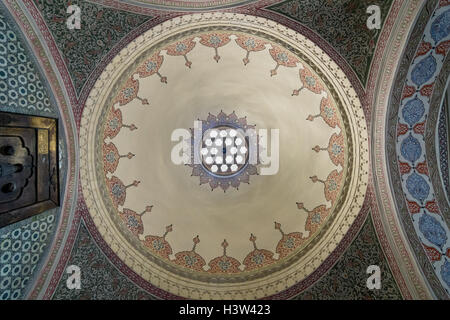 Un esempio della cupola riccamente ornate di affreschi del tetto nel palazzo Topkapi a Istanbul (Turchia) Foto Stock