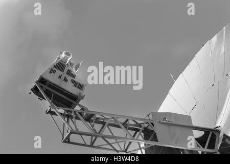 Sistem via satellite è diretto in cielo (foto in bianco e nero) Foto Stock