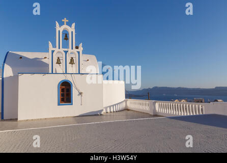 Chiesa ortodossa con torre campanaria ad Akrotiri, Santorini Foto Stock