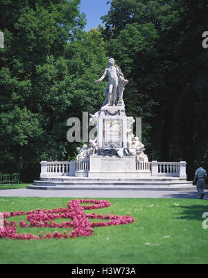 Austria, Vienna, Mozart del monumento, parco, aiuola, clef, Europa, città capitale, monumento, Mozart, compositore Wolfgang Amadeus Mozart, nel 1756-1791, luogo di interesse, il giardino del castello, cultura, street imperatori e re, fiori Foto Stock