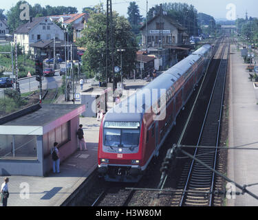 Germania, Wendlingen, stazione ferroviaria, piattaforma, treno treno regionale espresso, passeggeri, l'Europa, la stazione ferroviaria, il traffico ferroviario, sezione traiettoria, traffico, trasporti pubblici, Treno, traiettoria viaggiatore, il trasporto ferroviario, Foto Stock