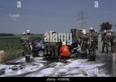 Incidente nel traffico, vigili del fuoco, auto danneggiato in un incidente, Rescue, country road, vigili del fuoco, abbigliamento protettivo, caschi di sicurezza, caschi, salvare lifesavers, soccorritori, fire voce, esterno, recupero, aiutare gli uomini, lavoro, lavoro, occupazione Foto Stock