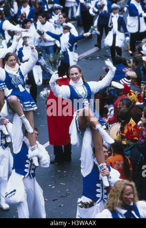 Germania, Colonia, Rose lunedì treno, balli di gruppo, "Funkenmariechen', l'Europa, la città rosa Lunedì, carnevale, processione, sfilata di Carnevale, Carnevale sfilata di carnevale Foto Stock