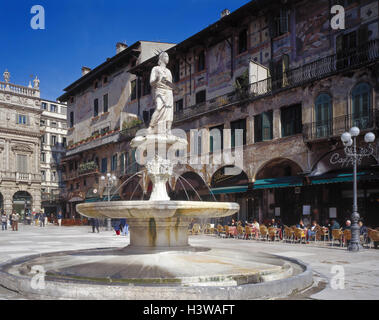 L'Italia, Veneto, Verona, Piazza depressione, erede, Case dei Mazzanti, pozzi di mercato, statua "Madonna Verona', street cafe, Europa, città, centro marketplace, case di città, medievally, pittura murale, pittura murale, affreschi, 16 cent., arte, bene, fontana, i giochi in acqua, ben figura, Madonna, Madonnen-Statue, cultura, strutture, luoghi interesse, turismo, gastronomia, economia Foto Stock