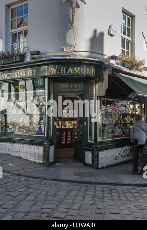 W Hamond gioiellerie originale Jet Whitby shop a Whitby Foto Stock