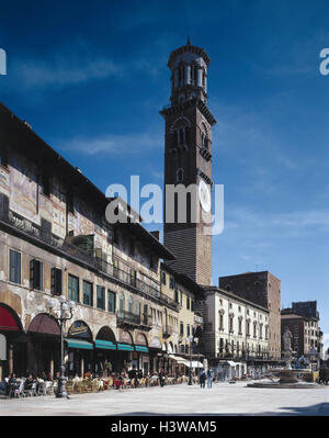 L'Italia, Veneto, Verona, Piazza depressione, erede, Case dei Mazzanti, il Palazzo del Comune, Torre dei Lamberti, street cafe, Europa, città, centro marketplace, la Torre dei Lamberti, 83 m. alto, torre, case di città, medievally, pittura murale, pittura murale, affreschi 16 cent., arte, consiglio palace, ben, mercato ben, Madonna, Madonnen-Statue, cultura, strutture, luoghi di interesse turistico, Foto Stock