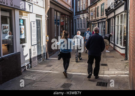 I turisti a piedi lungo la corsia di uva a Whitby Foto Stock