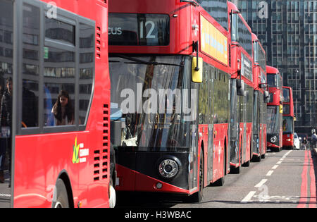 Traffico autobus autobus coda Londra routemaster rosso Foto Stock