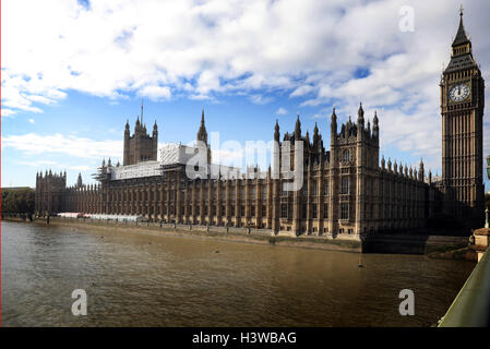 Il mezzogiorno 12 pm di dodici ore di Big Ben orologio Foto Stock