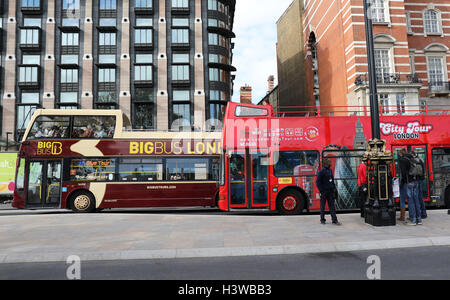 Gita in autobus salta su off tourist Westminster open top Foto Stock