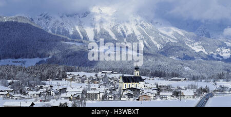 Austria, Salisburgo, Zell nel lago, locale panoramica, Schmittenhöhe, paesaggio di montagna, montagne, montagne del Pinzgau, inverni, vacanza invernale, meta di vacanza, il luogo abitato, case, case, chiesa Foto Stock