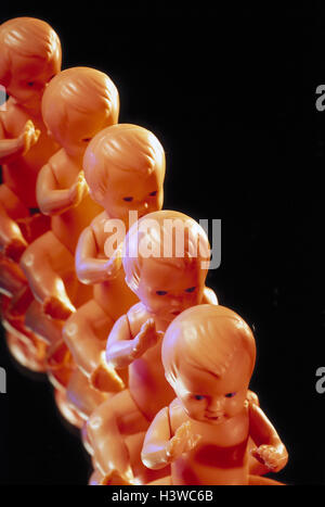 Giocattoli, baby dolls, identicamente, icona, 'clone' ingegneria genetica, simbolicamente, bambole, sedersi, una dopo l'altra, discendenti, immediatamente, omogeneamente, riproduzione, riprodurre, clone, clonazione, vicino, studio Foto Stock