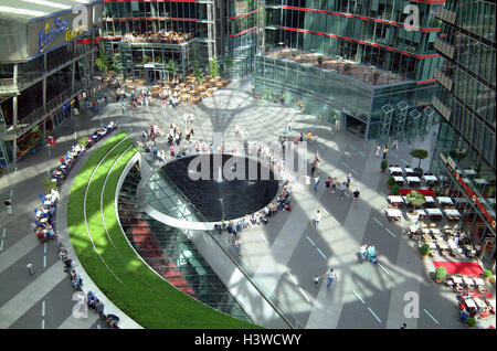 Germania Berlino, spazio di Potsdam, il Sony Center, forum atrio, ristorante, cafe, gastronomia, negozi, negozi, pozzi, edifici per uffici, locali commerciali, edifici residenziali, i visitatori, panoramica, all'interno Foto Stock