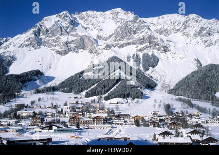 L'Austria, la Stiria, Ramsau, vista locale, inverno, l'Europa, luogo turistico, paesaggio di montagna, mountain, neve, tetto di pietra, tetto area di pietra, Dachsteingebirge, sport invernali luogo, vacanze La regione Foto Stock