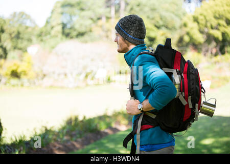 Escursionista in piedi alla campagna Foto Stock