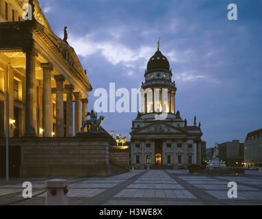 Germania, Berlino, gendarme il mercato, cattedrale francese, teatro, crepuscolo capitale, Berlino centro, spazio, luogo di interesse, strutture, edificio, nel 1701-08, torre a cupola, cultura, architettura, illuminateds, Foto Stock