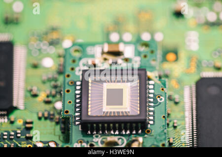 Circuito elettronico, microchip su scheda verde Foto Stock