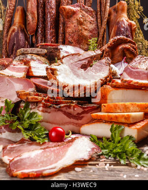 Ancora la vita di vari affumicato di carne di maiale, salame e salsiccia Foto Stock