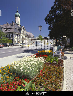 D' Garmisch-Partenkirchen, la chiesa parrocchiale e la vecchia farmacia in Marienplatz Foto Stock