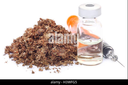 La cannabis medicinale con il flaconcino e la siringa su sfondo bianco Foto Stock