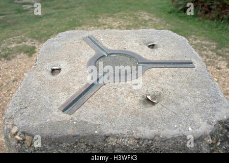 Teodolite attacco sulla trigpoint al Golden Cap, Dorset Foto Stock