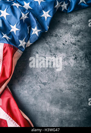 Bandiera degli Stati Uniti. Bandiera americana. Bandiera americana liberamente giacente sul cemento dello sfondo. Close-up Studio shot. Tonica foto. Foto Stock