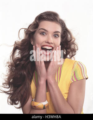 Donna, ridere i giovani, con i capelli lunghi, ondulato gesto, sorpresa, gioia, ritratto, piano superiore, giallo, umore, sensazione, positivamente, sorprese, gradito, sorpreso, studio, tagliate Foto Stock