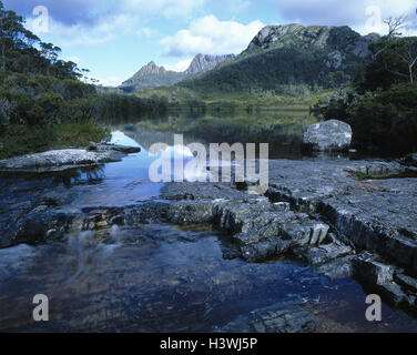 Australia e Tasmania, culla Mountain salamoia, St. Clair national park, montagne, National Park, Lago, acque, Brook, fiume, paesaggio, paesaggio di montagna, rock, di riposo e di silenzio, acqua mirroring, lee umano Foto Stock