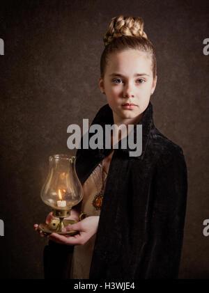 Ritratto di una ragazza con una candela Foto Stock