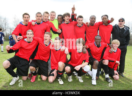 Nuovo Nord Rangers celebrare la divisione tre campionato - East London Domenica League a sud di Marsh, Hackney, Londra - 29/03/09 Foto Stock