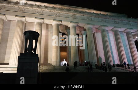 Esterno del Lincoln Memorial, un American National Monument costruito per onorare il sedicesimo presidente degli Stati Uniti Abraham Lincoln, a notte. Recante la data del XXI secolo Foto Stock