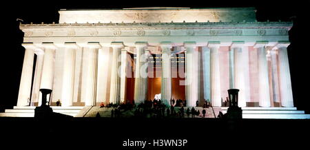 Esterno del Lincoln Memorial, un American National Monument costruito per onorare il sedicesimo presidente degli Stati Uniti Abraham Lincoln, a notte. Recante la data del XXI secolo Foto Stock