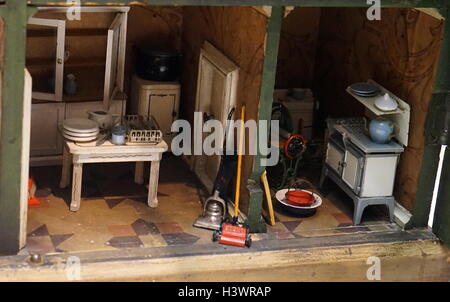 Inglese, era vittoriana Dolls house mostra room interior tipico di una classe media home 1880 Foto Stock