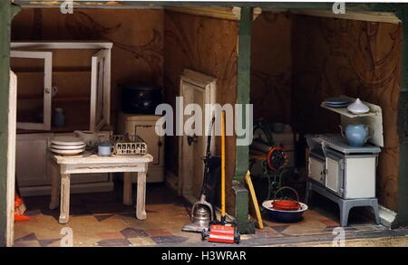 Inglese, era vittoriana Dolls house mostra room interior tipico di una classe media home 1880 Foto Stock